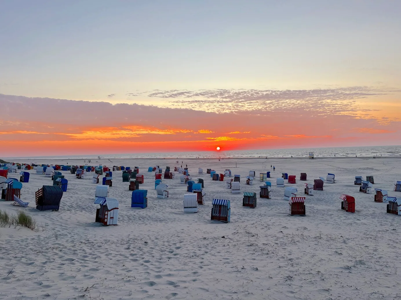 Goldener Sonnenuntergang über der Nordsee bei Juist